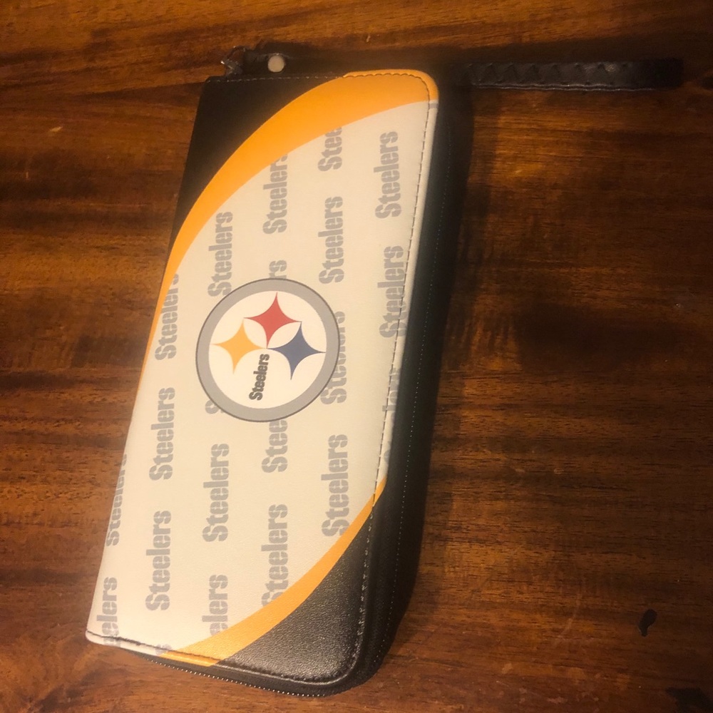 Pittsburgh Steelers women’s wristlet wallet